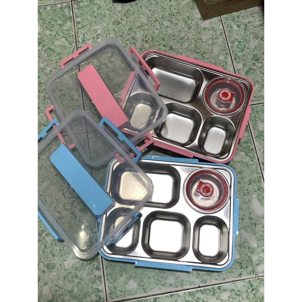 Khay Cơm Inox 304 5 Ngăn Tặng Kèm Muỗng Đũa - Khay Có Nắp Nhựa Pp Cùng Các Khớp Khóa Giữ Nhiệt Chống Tràn - Hàng Loại 1