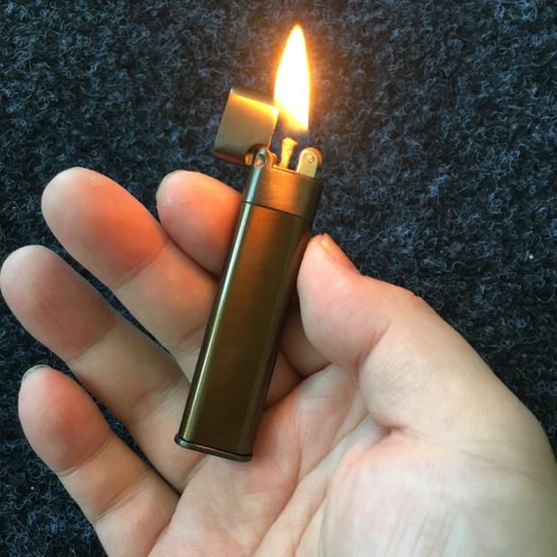 Vỏ Hột Quẹt Bật Lửa xăng đá Zorro Z518 thiết kế nhỏ gọn tiện dụng - dùng xăng bấc đá cao cấp ( giao màu ngẫu nhiên )