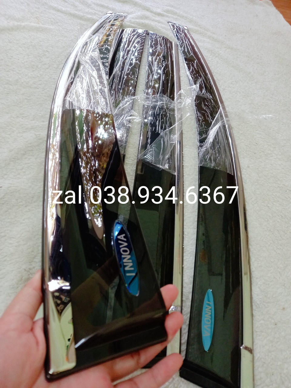 Vè che mưa Toyota Innova 2017-2023 chỉ INOX cao cấp màu xanh