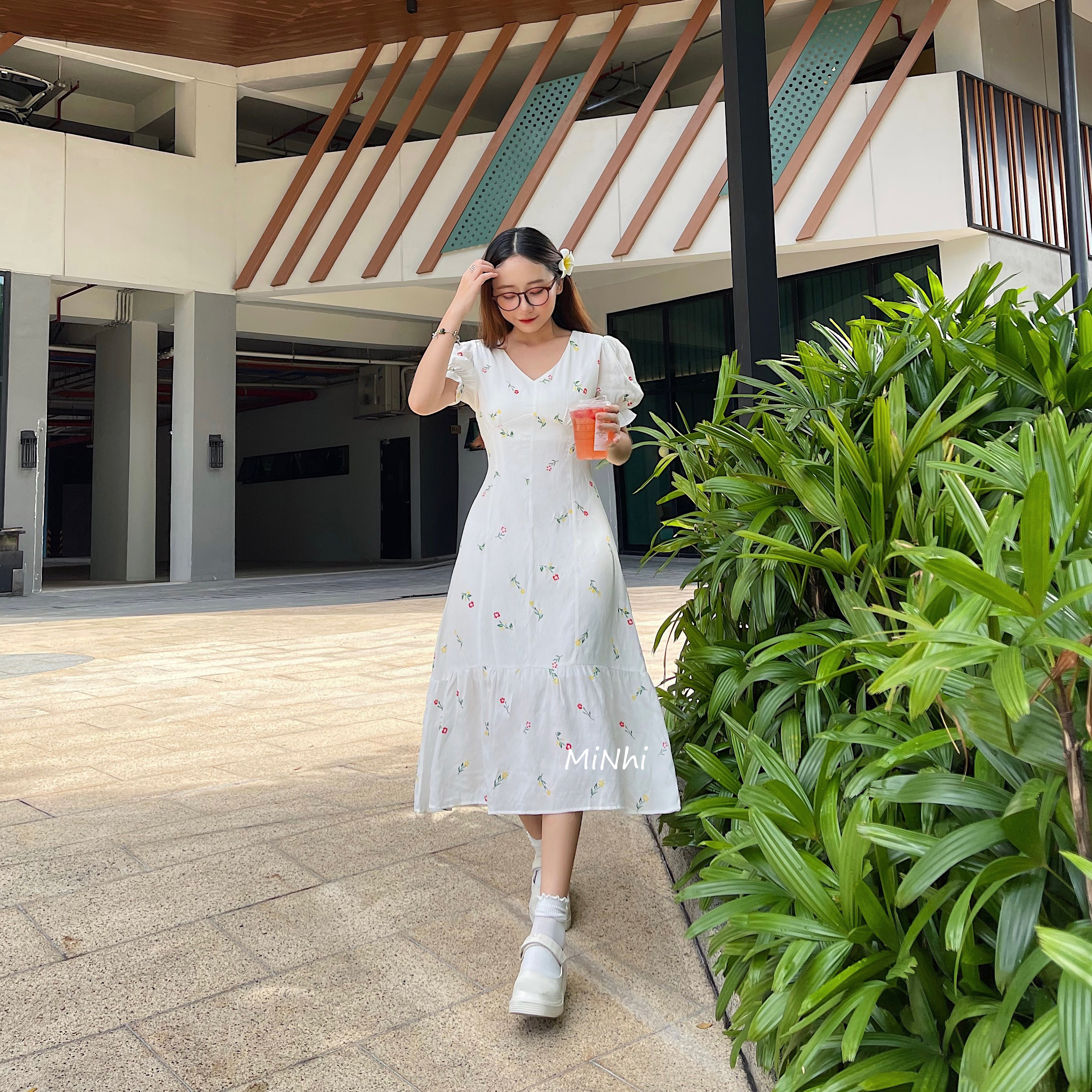 Đầm hoa nhí trắng cổ V nơ lưng, Váy hoa nhí cổ tim xòe vải thêu hoa mát mẻ Cao Cấp dáng xòe tay ngắn MiNhi