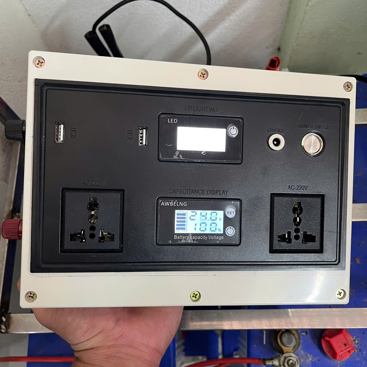 Bộ Kích Điện 24V → 220V 2000W Sóng Sin Chuẩn Nhật – Nguồn Điện Ổn Định, Có LED Hiển Thị, Dùng Cho Xe &amp; Gia Đình