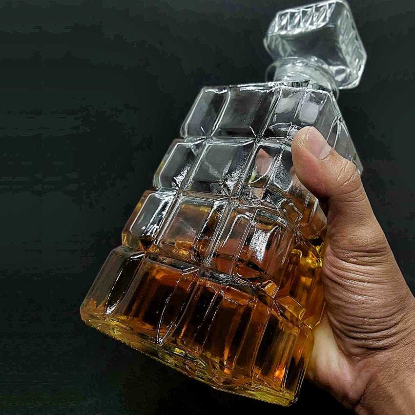 Bình Đựng Rượu Thủy Tinh 1 Lít mẫu vuông hoa văn caro - Chai Thủy Tinh Đựng Rượu 1000ML - Vỏ Chai Rượu Ngoại