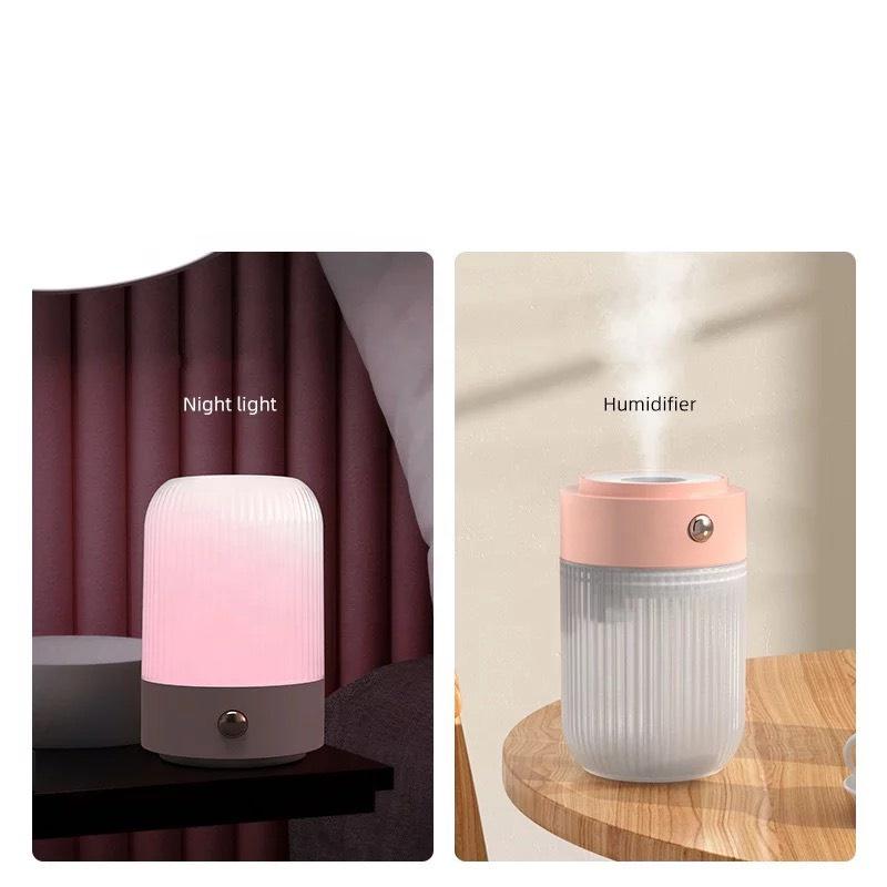 Máy Phun Sương Tạo Ẩm,Xông Tinh Dầu Mini Có Đèn LED Quay Tròn 7 Sắc Cầu Vồng, Cho Phòng Ngủ, Mang Lên Ô Tô/Bon Store7788