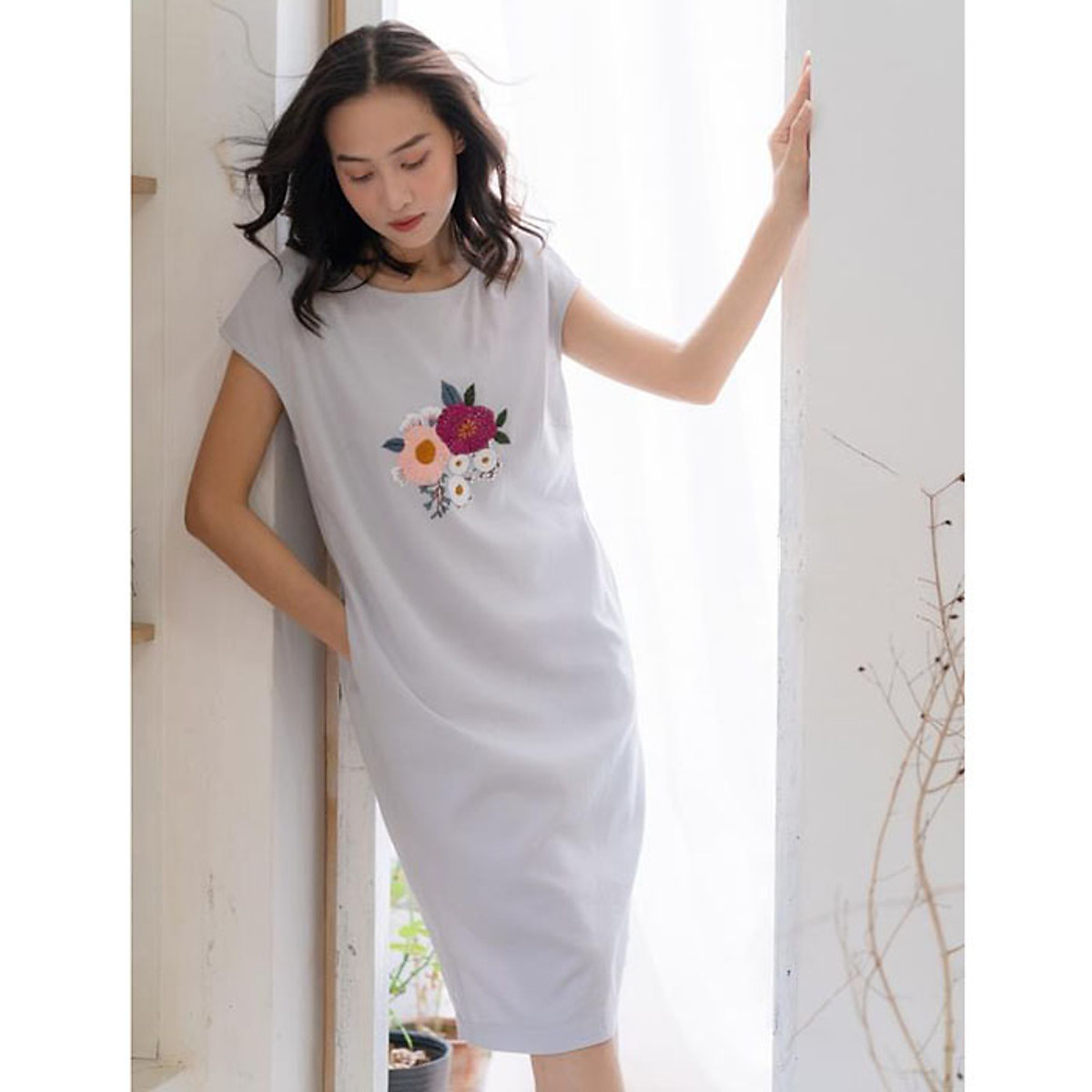 Đầm suông linen tay hến thêu hoa ngực - Trắng gạo