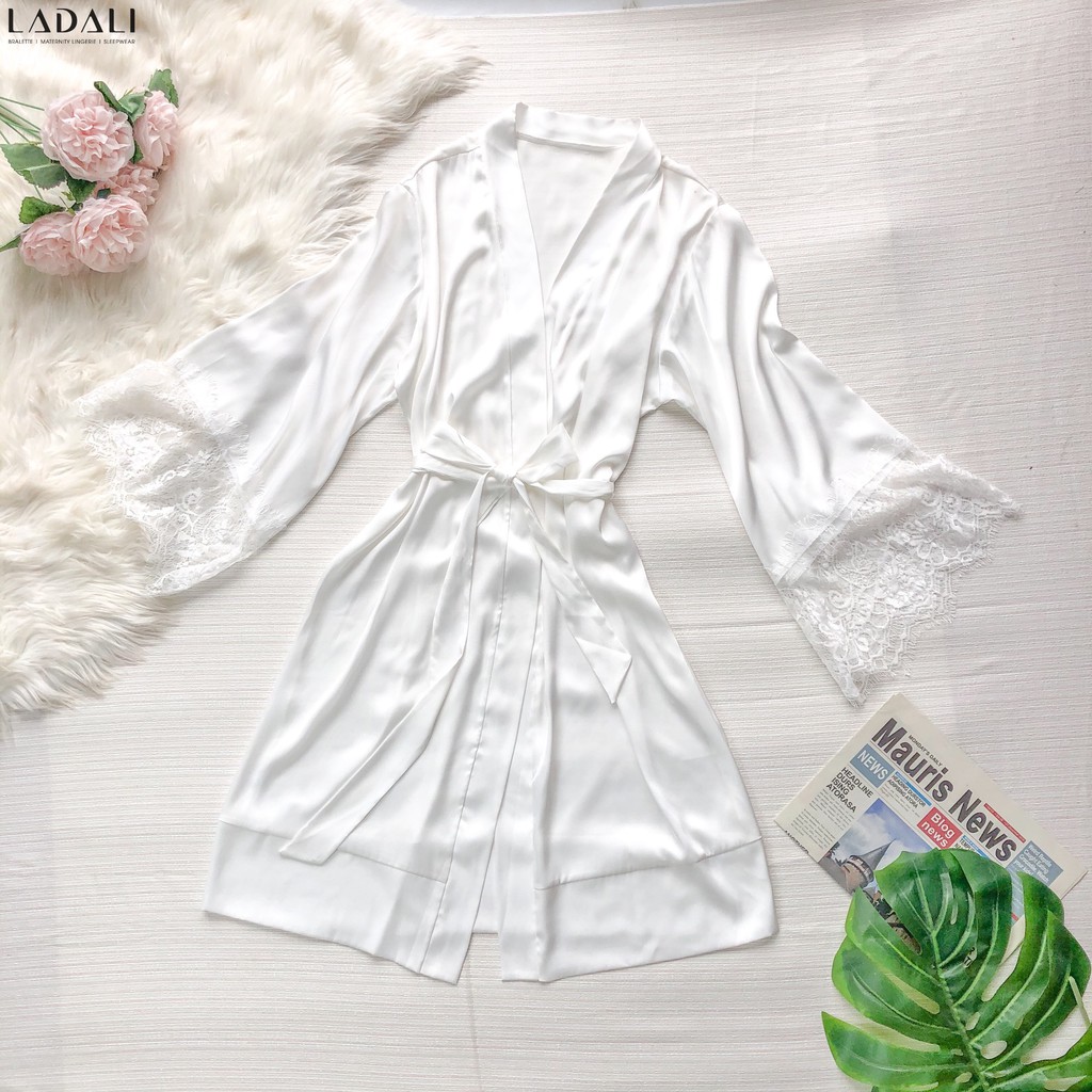 Áo Choàng Ngủ Lụa Ladali Hàng Thiết Kế Cao Cấp Phối Tay Áo Ren Quyến Rũ Màu Trắng Kèm Dây Cột Eo Sang Trọng