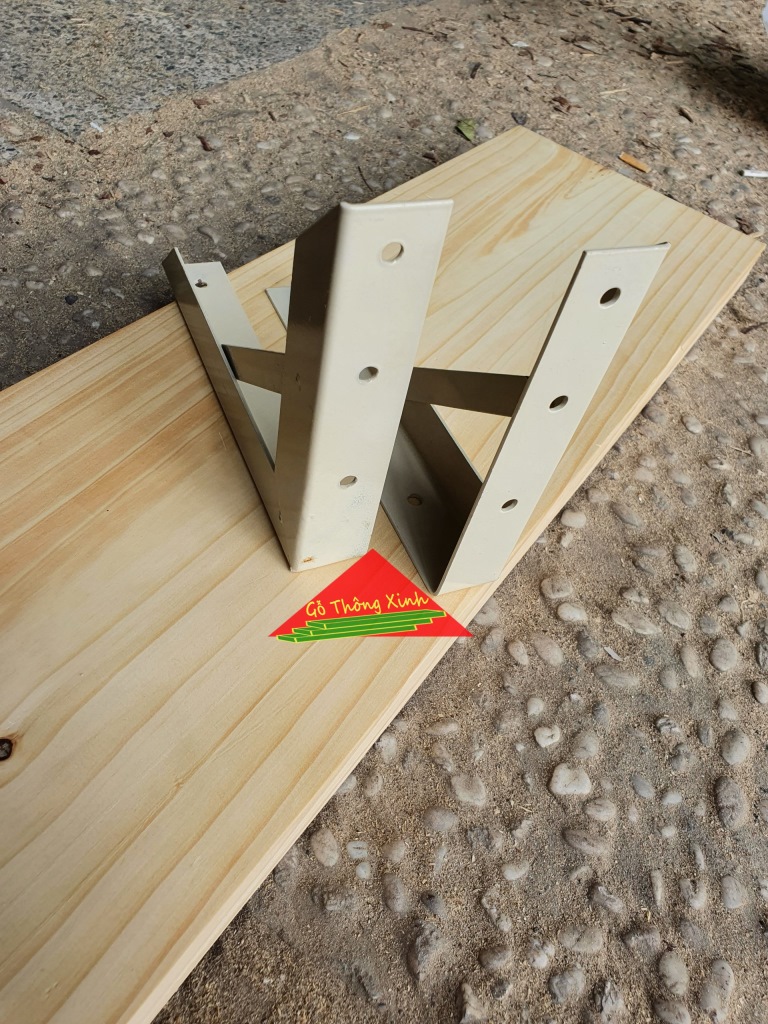 Cặp giá đỡ kệ gỗ dài 20cm bằng sắt đã sơn màu vàng nhạt, rất chắc chắn chịu lực tốt trên 30kg