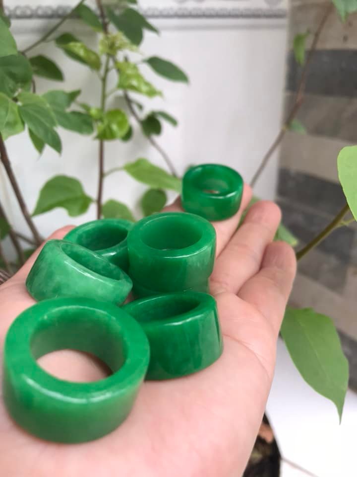 Nhẫn Càn Long Nam Xanh Ngọc Đẹp Ni 19mm x bản vuông cao 12mm/13mm/14mm Chất liệu Đá Cẩm Thạch Tự nhiên màu Xanh Hy Vọng Bóng Tươi quá đẹp chuẩn Hợp Nam mệnh Mộc Mệnh Hỏa đeo Ni19mm lọt lòng ngón giữa ngón cái ạ