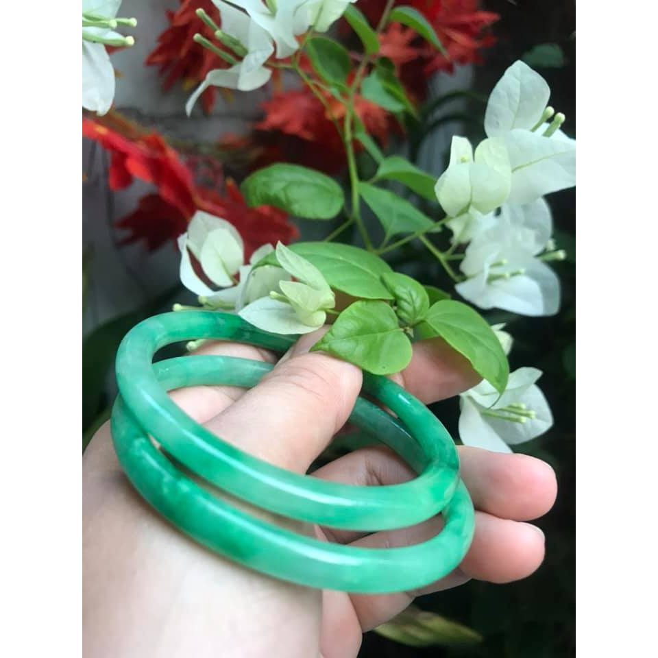 CẶP VÒNG TAY ĐÁ CẨM THẠCH TRÒN 58MM Vòng size 58mm x dầy 6mm x bên ngoài 71mm Chất liệu đá cẩm thạch XANH NGỌC TƯƠI BÓNG ĐẸP NỮ Mệnh MỘC HỎA 56kg - 67Kg ạ