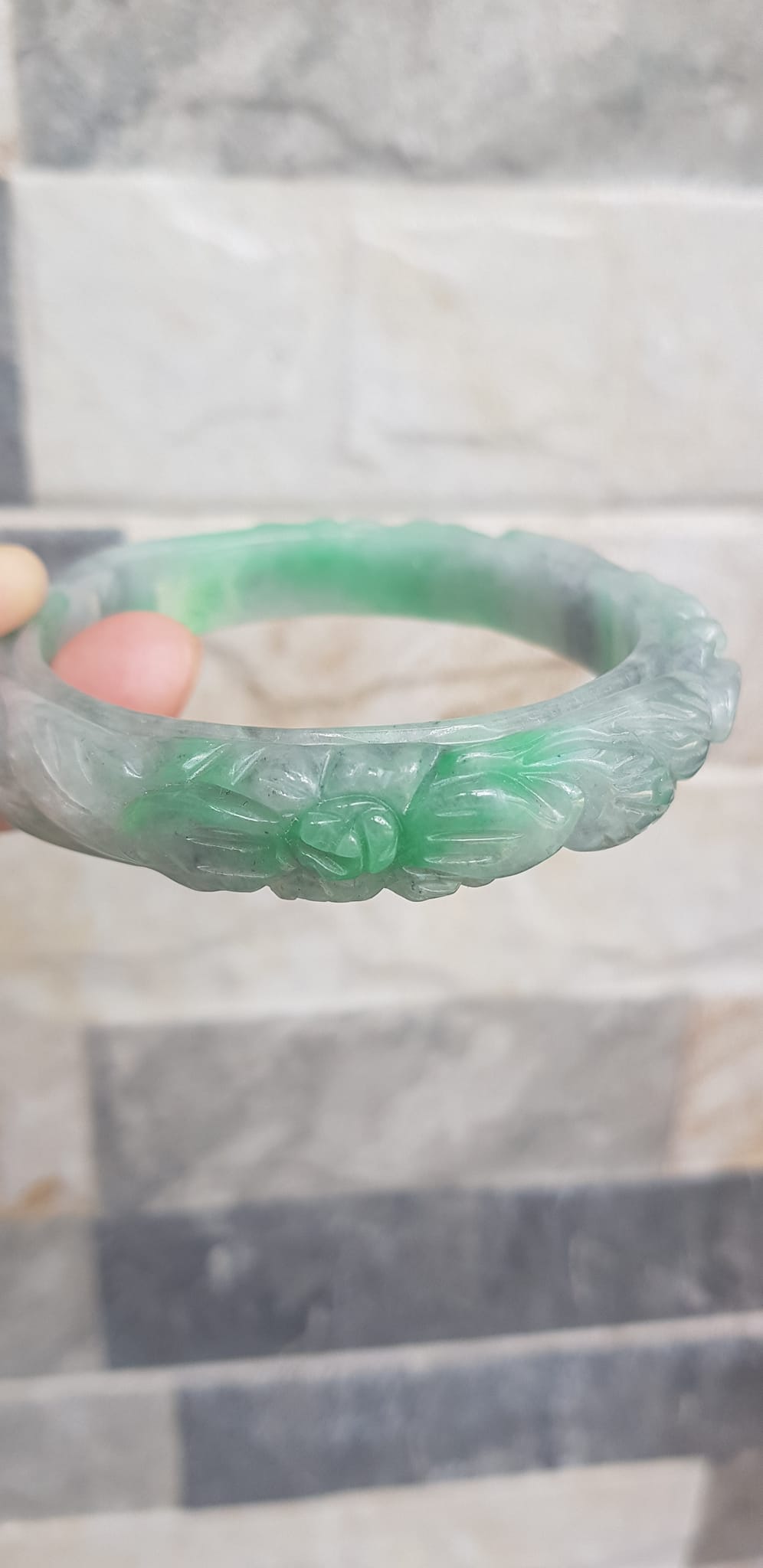 ️Vòng Cẩm Thạch tự nhiên chạm bông mai đẹp Size 56mm x Cao 12mm x dầy may mắn Màu xanh lý tươi trắng xám đẹp sang nữ 54kg - 62kg đeo ạ