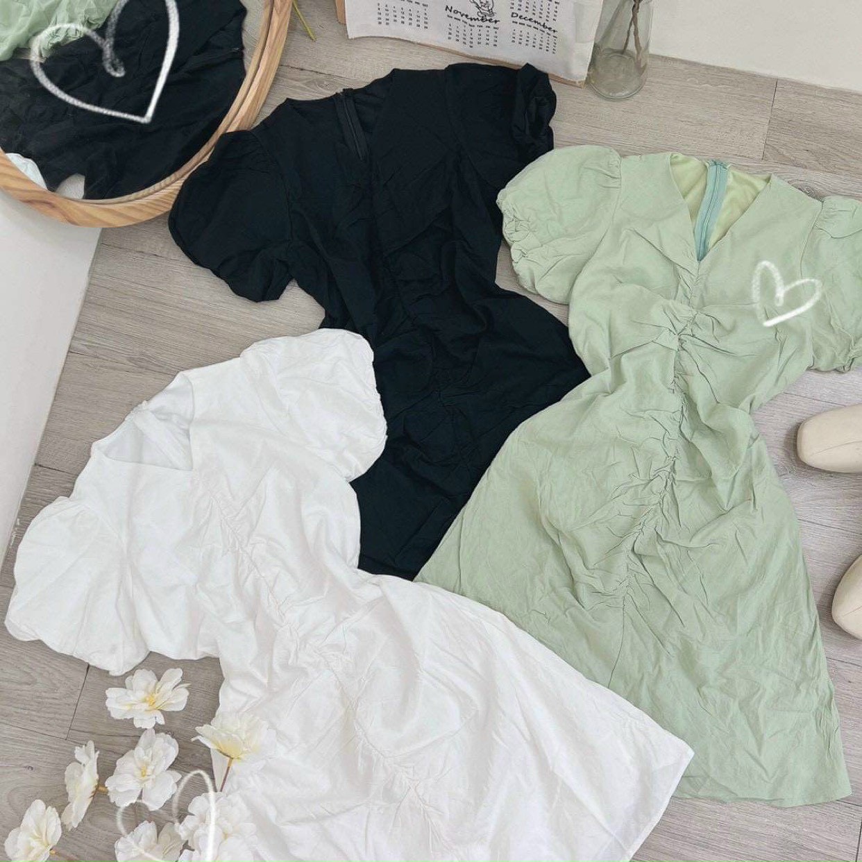 ĐẦM SUÔNG TRƠN CỔ V TAY BỒNG NGẮN