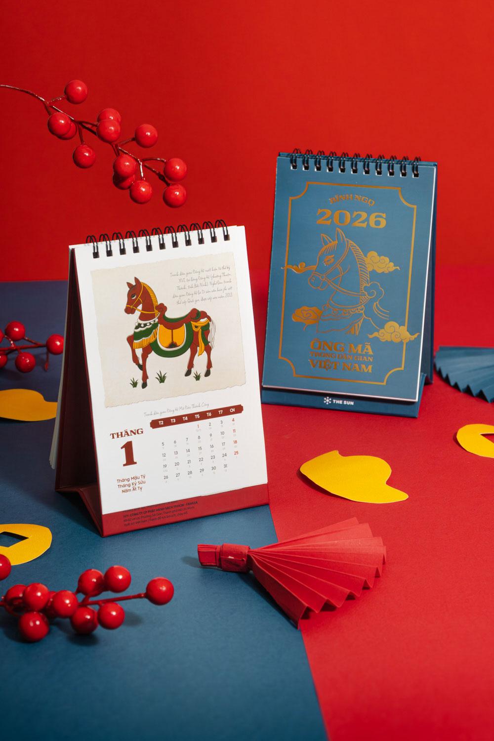Lịch Bàn Chữ A 2026 - The Sun - Ông Mã - Màu Đỏ