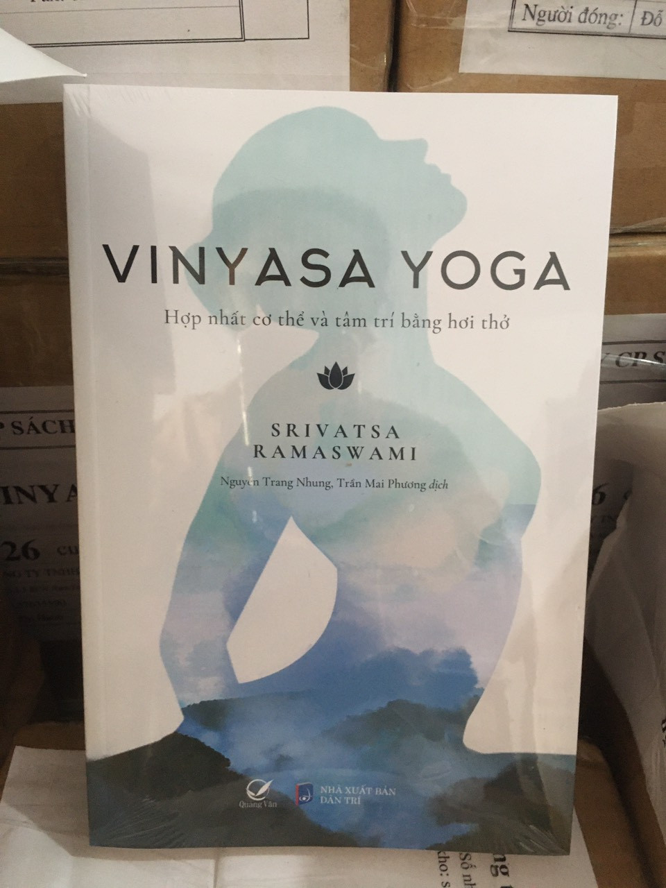 Vinyasa Yoga - Hợp Nhất Cơ Thể Và Tâm Trí Bằng Hơi Thở - Srivatsa Ramaswami - (bìa mềm)