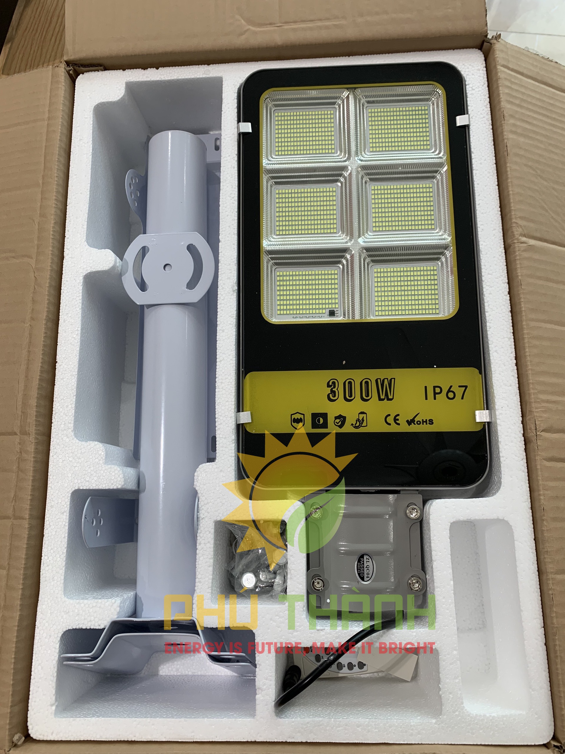 Đèn đường năng lượng mặt trời 300W , 400W ZE300 ZE400 , có cần đèn, có điều khiển từ xa, Bảo Hành 2 năm