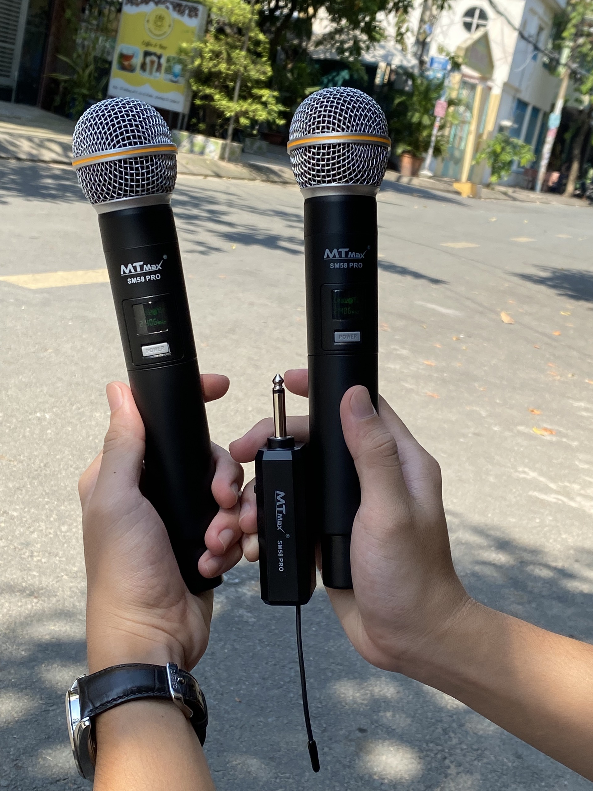 [Hàng mới về- mic pin sạc]Micro Không Dây MTMAX SM58 PRO Cao Cấp 2 Mic Chuyên Dùng Cho karaoke gia đình, vui chơi hội họp, tiện dụng khi di chuyển sẳn sàn giúp bạn chinh phục mọi bài hát, giá tốt chất lượng cao