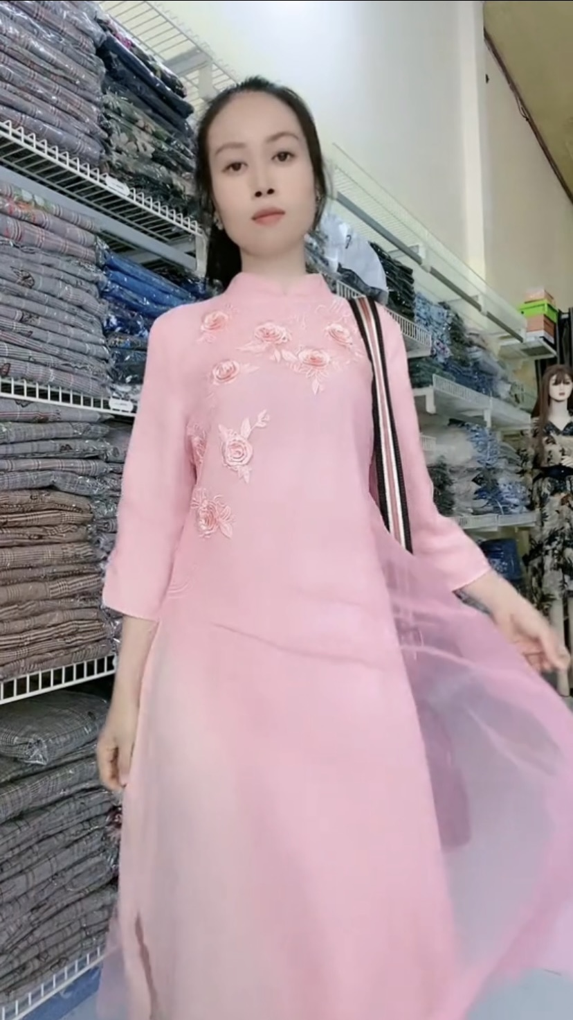 Áo dài cách tân họa tiết sang xinh khác biệt trên nền chất liệu cao cấp