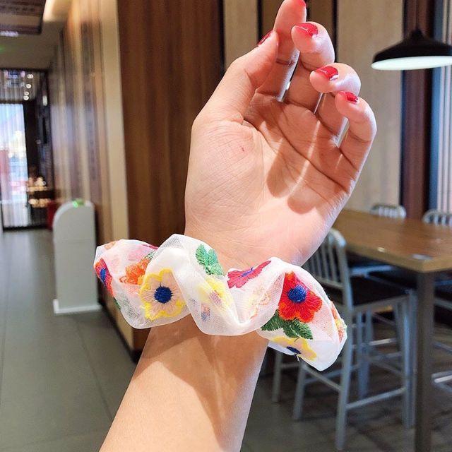 Scrunchies hoa cúc thêu luới