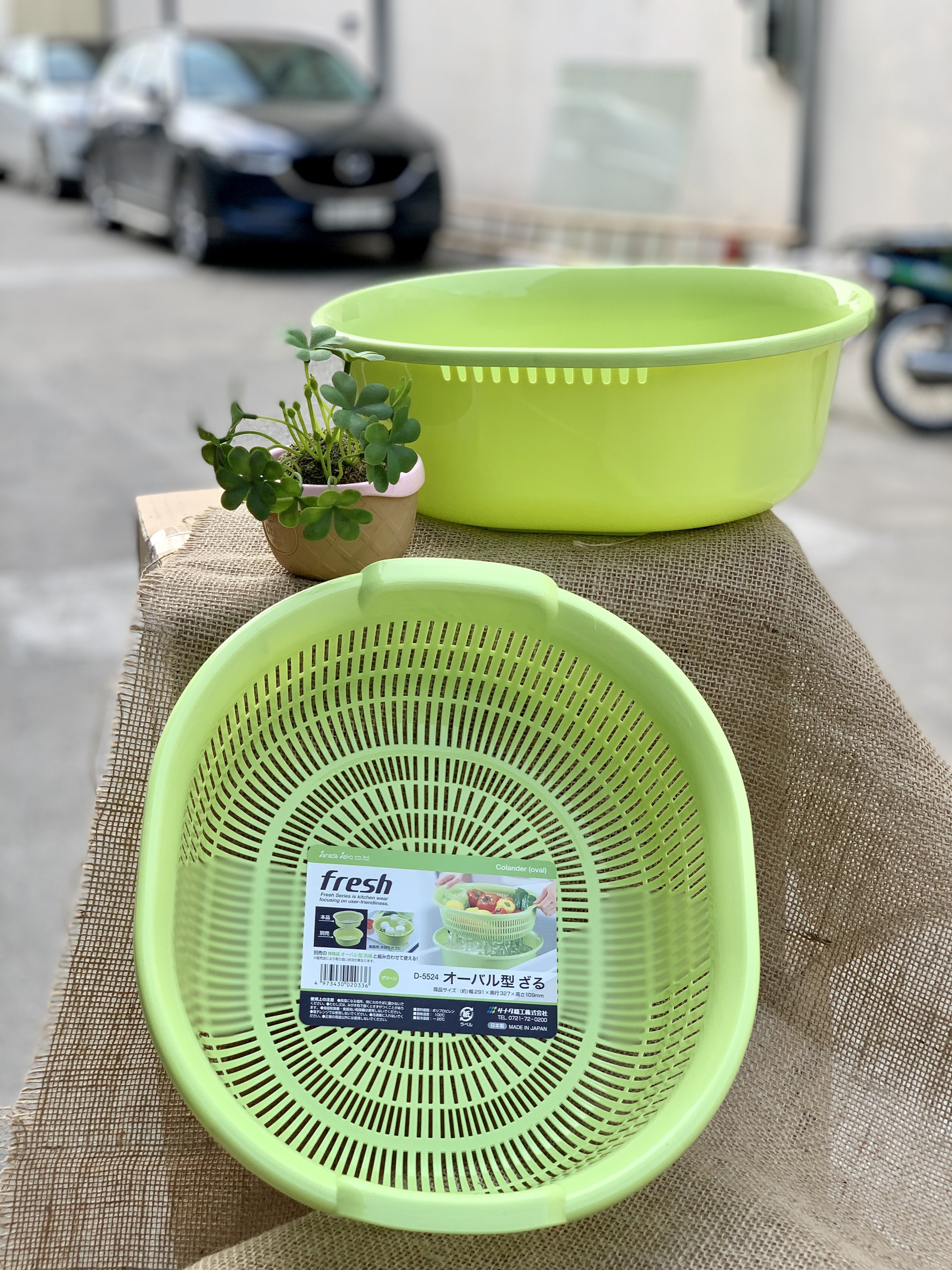 Combo Dụng Cụ Nhà Bếp Hữu Ích: Rổ Nhựa Kháng Khuẩn 5,3L + Thớt Nhựa Kháng Khuẩn 1,3cm - Nội Địa Nhật Bản