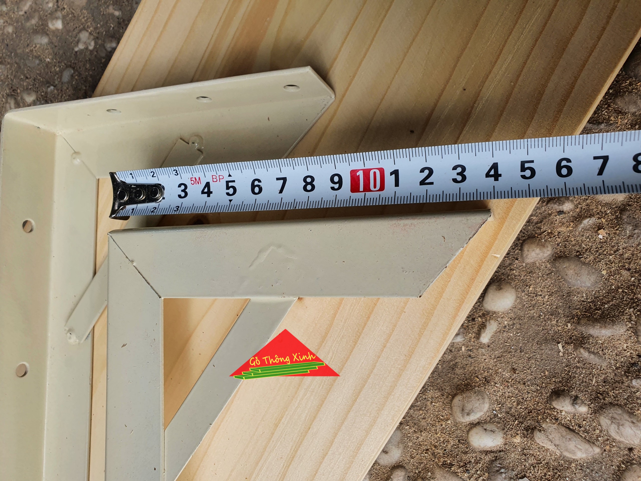 Cặp giá đỡ kệ gỗ dài 20cm bằng sắt đã sơn màu vàng nhạt, rất chắc chắn chịu lực tốt trên 30kg