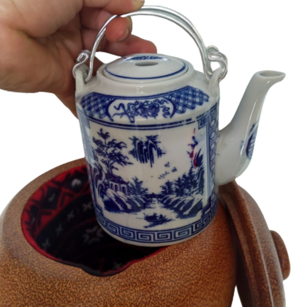 Vỏ Bình Trà Gỗ Dừa Gọn Đẹp Khắc Hoa Văn Lồng Chữ Nhẫn Và Bình Trà 700 - 950ml - Sản Phẩm Được Sản Xuất Tại Bến Tre