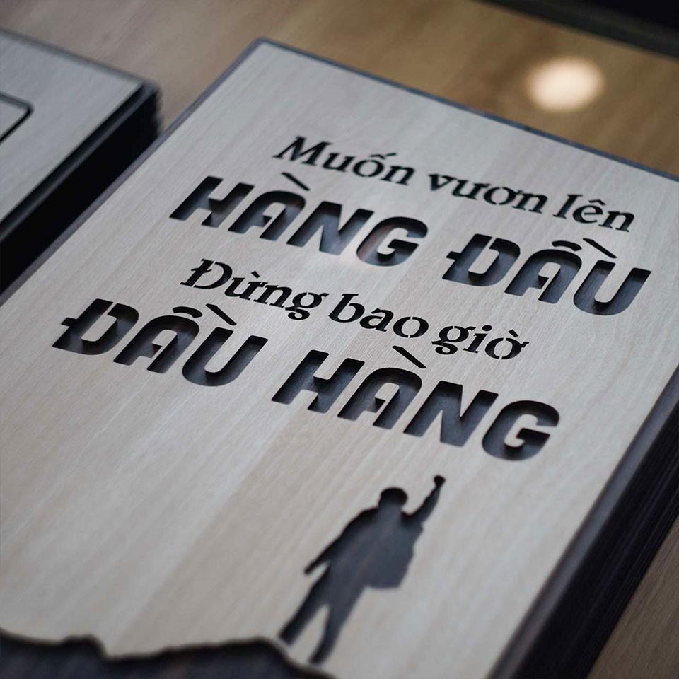 Tranh động lực trang trí văn phòng - Muốn vương lên hàng đầu đừng bao giờ đầu hàng