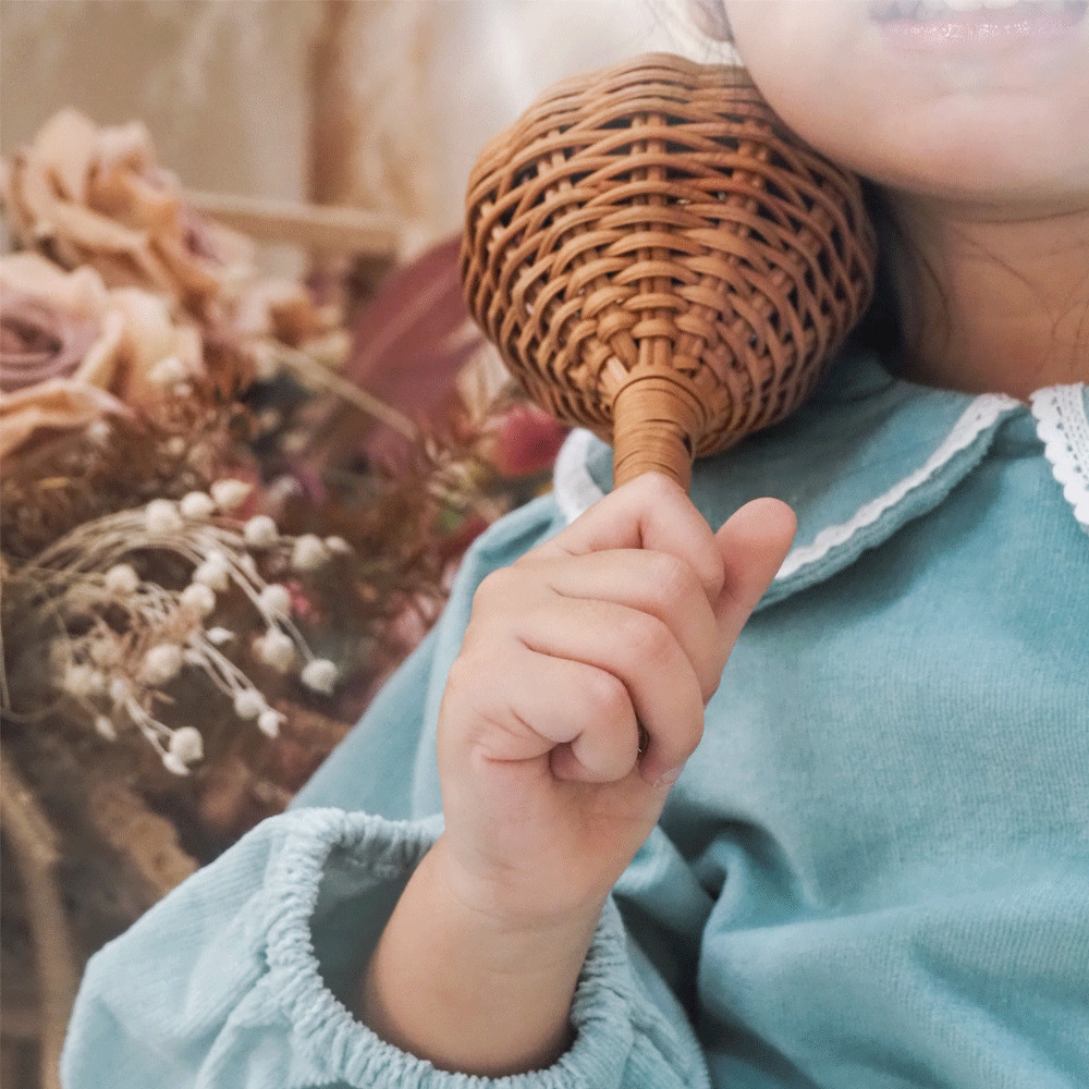 Váy em bé nhung xanh chất liệu 100% cotton thoáng mát, có phối ren tinh tế, dễ thương