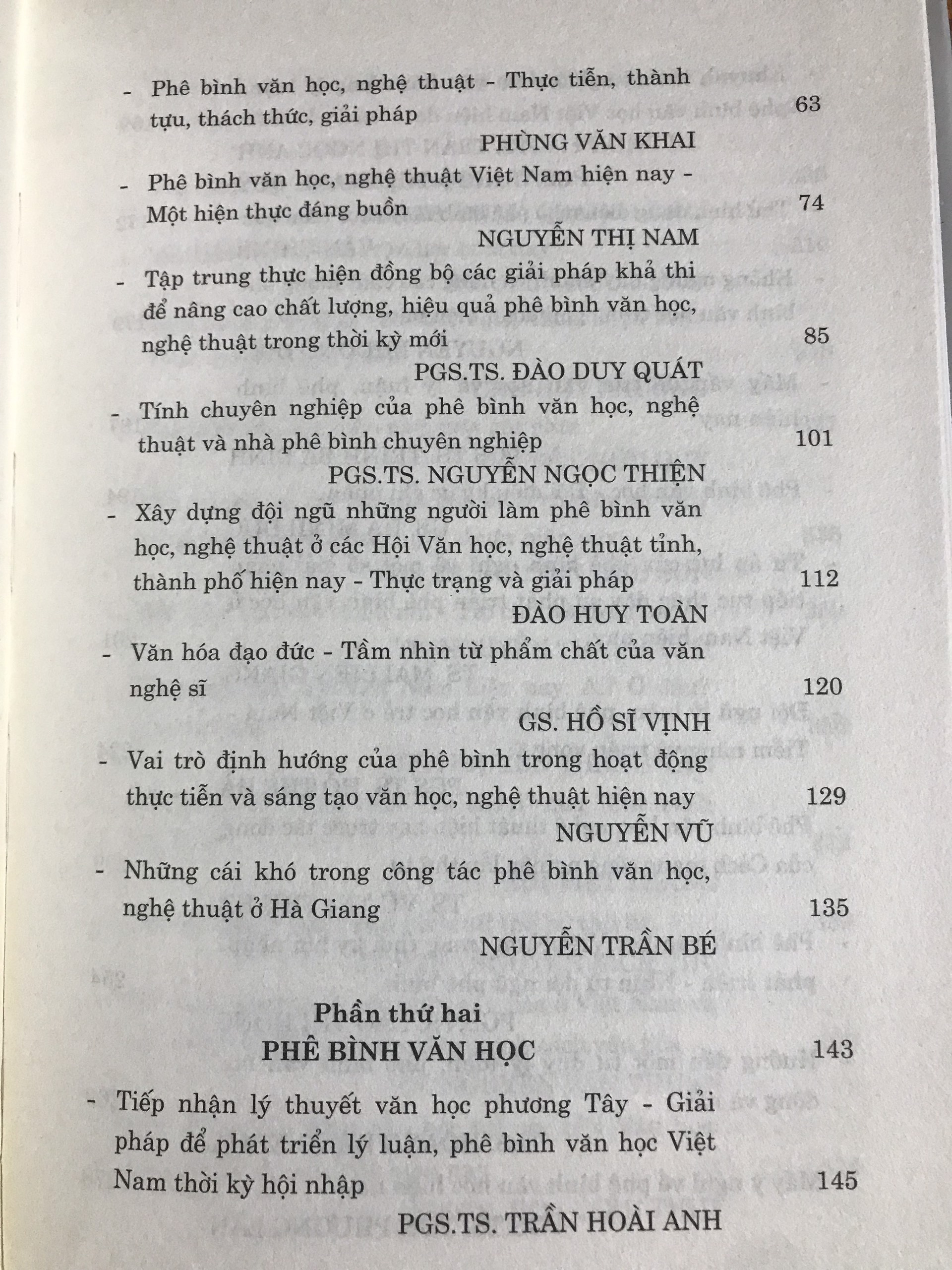 Phê bình Văn Học Nghệ Thuật ở Việt Nam hiện nay - Thực trạng và định hướng phát triển (hợp tuyển các bài lý luận phê bình nhiều tác giả) (tái bản)