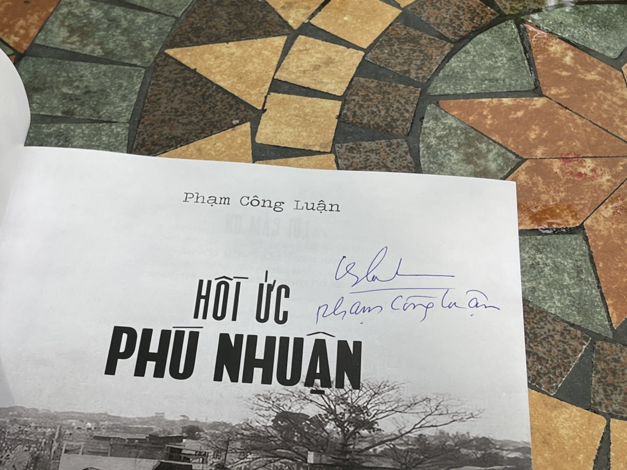 (Chữ ký tác giả - In màu) HỒI ỨC PHÚ NHUẬN - Phạm Công Luận – Phương Nam Book (bìa mềm)