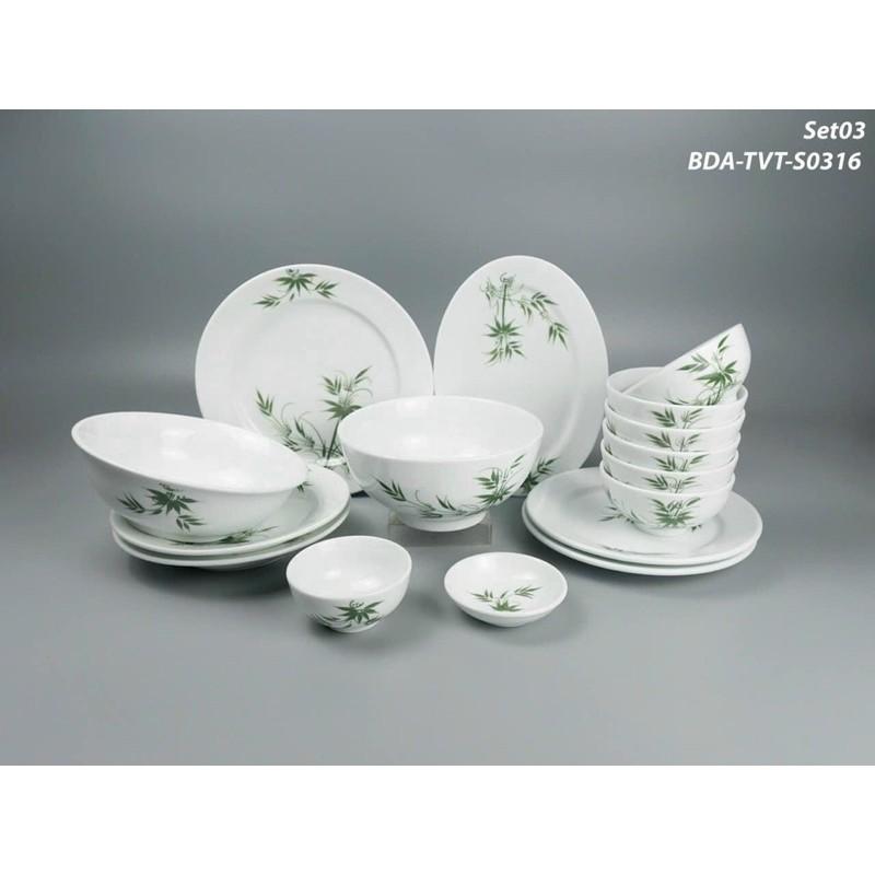 Bộ bát đĩa men sứ trắng, với họa tiết tre xanh vẽ thủ công. Gốm sứ Bát Tràng.