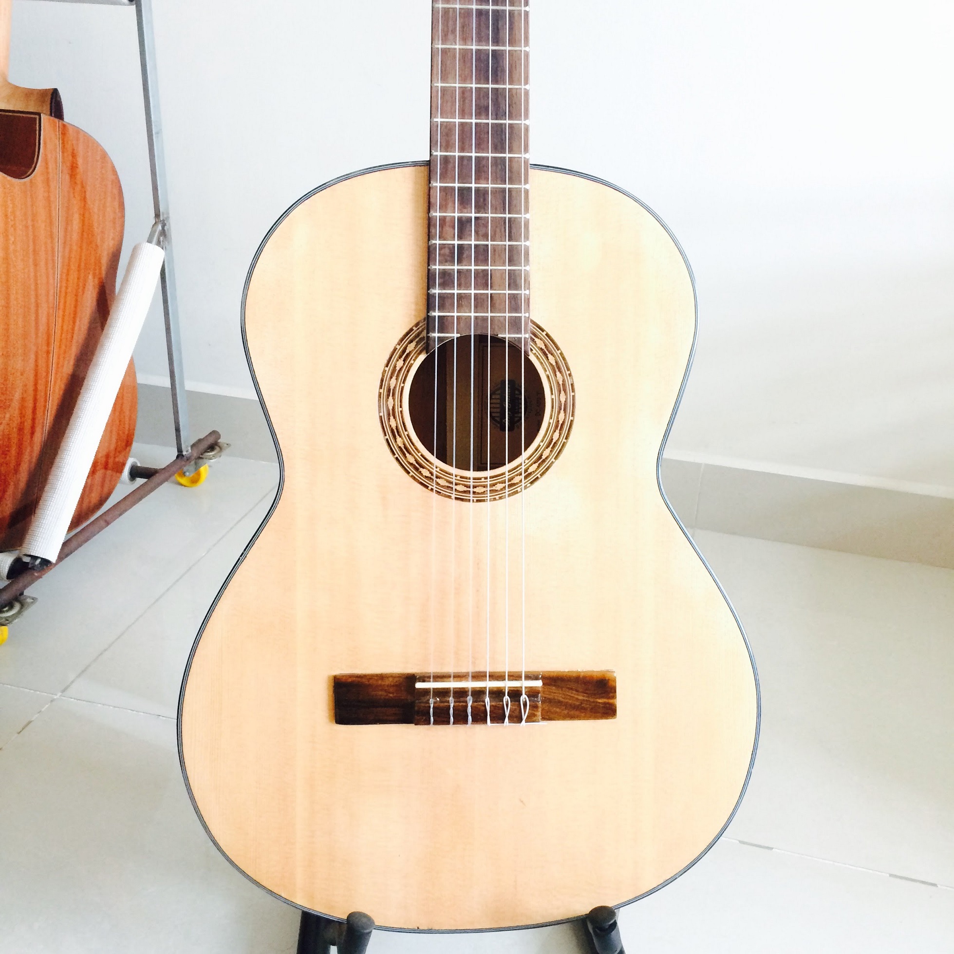 Đàn guitar classic tay trái DC100T dành cho người chơi tay trái