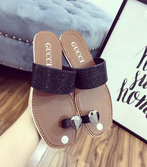 Giày dép xỏ ngón khuy đá sang chảnh
