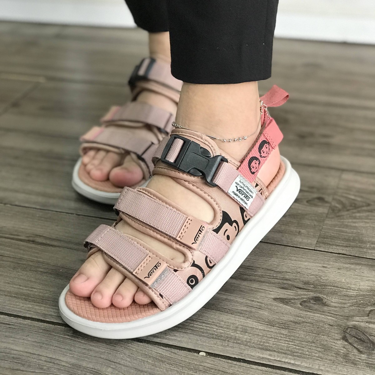 Giày sandal nữ siêu nhẹ hiệu Vento thích hợp mang đi học NB80Be