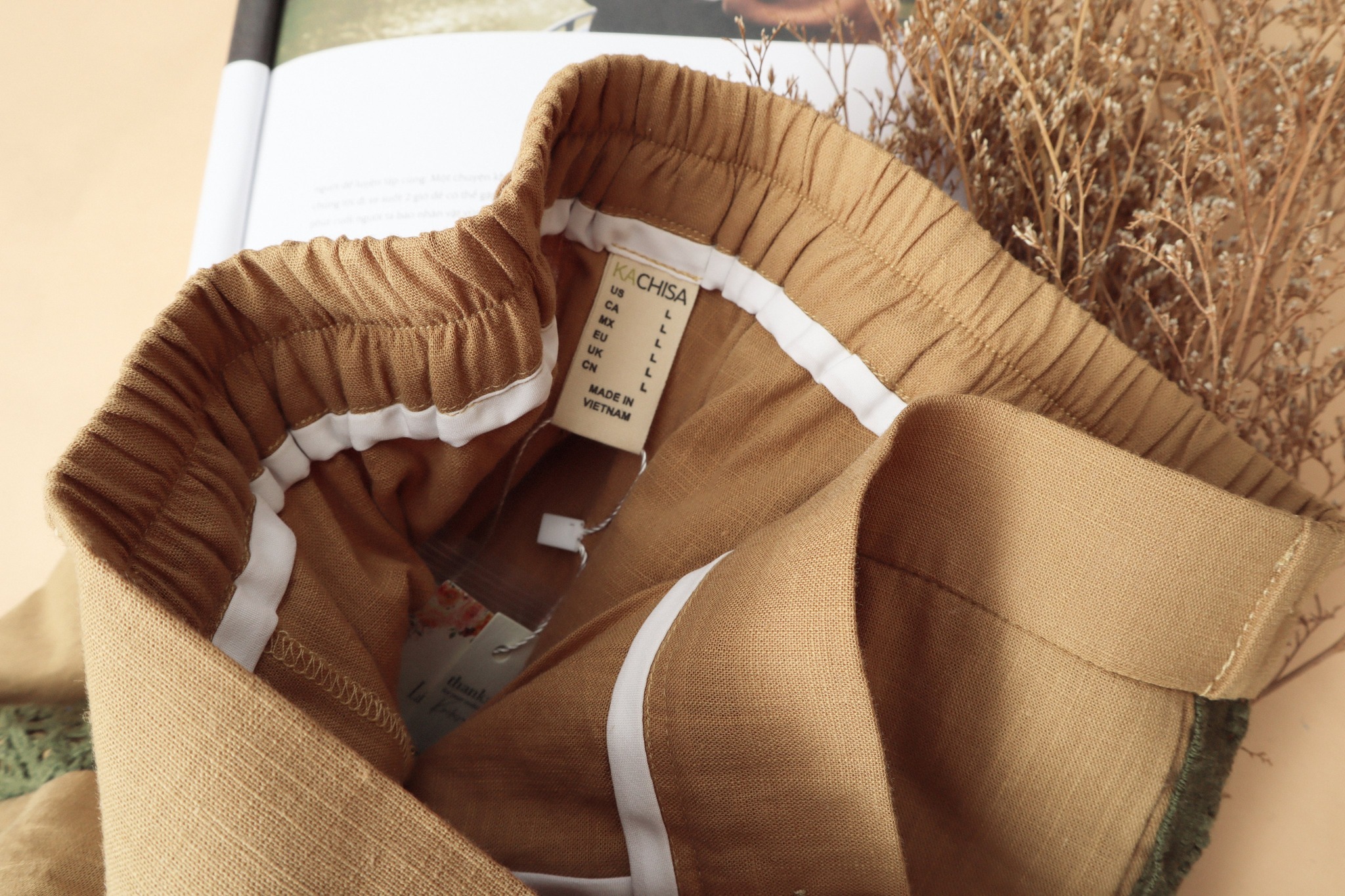 Quần suông lửng Linen phối ren sườn KACHISA màu vàng đất