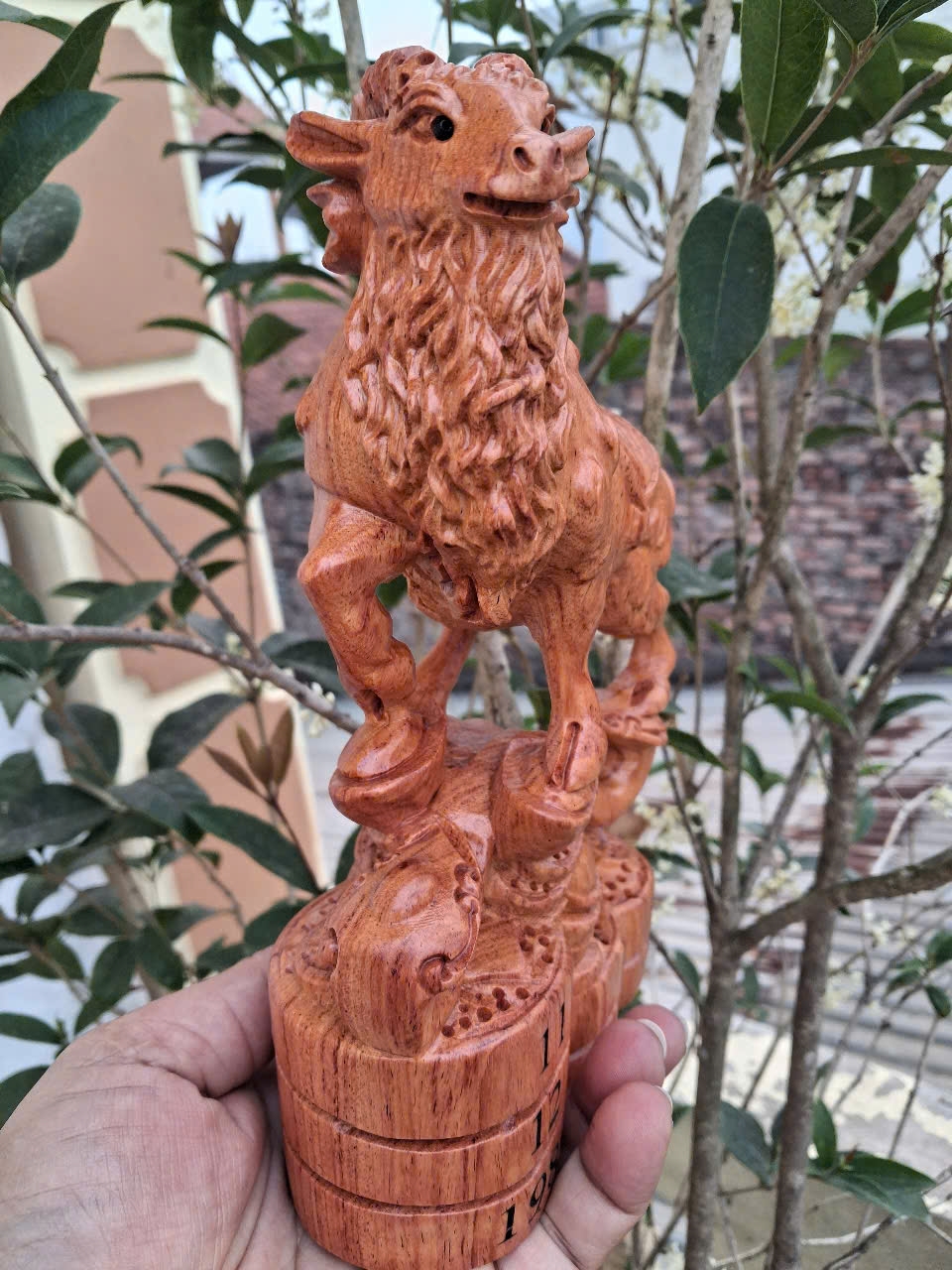 Tượng  con dê tài lộc  bằng  gỗ  hương  đá kt 20x13x6cm