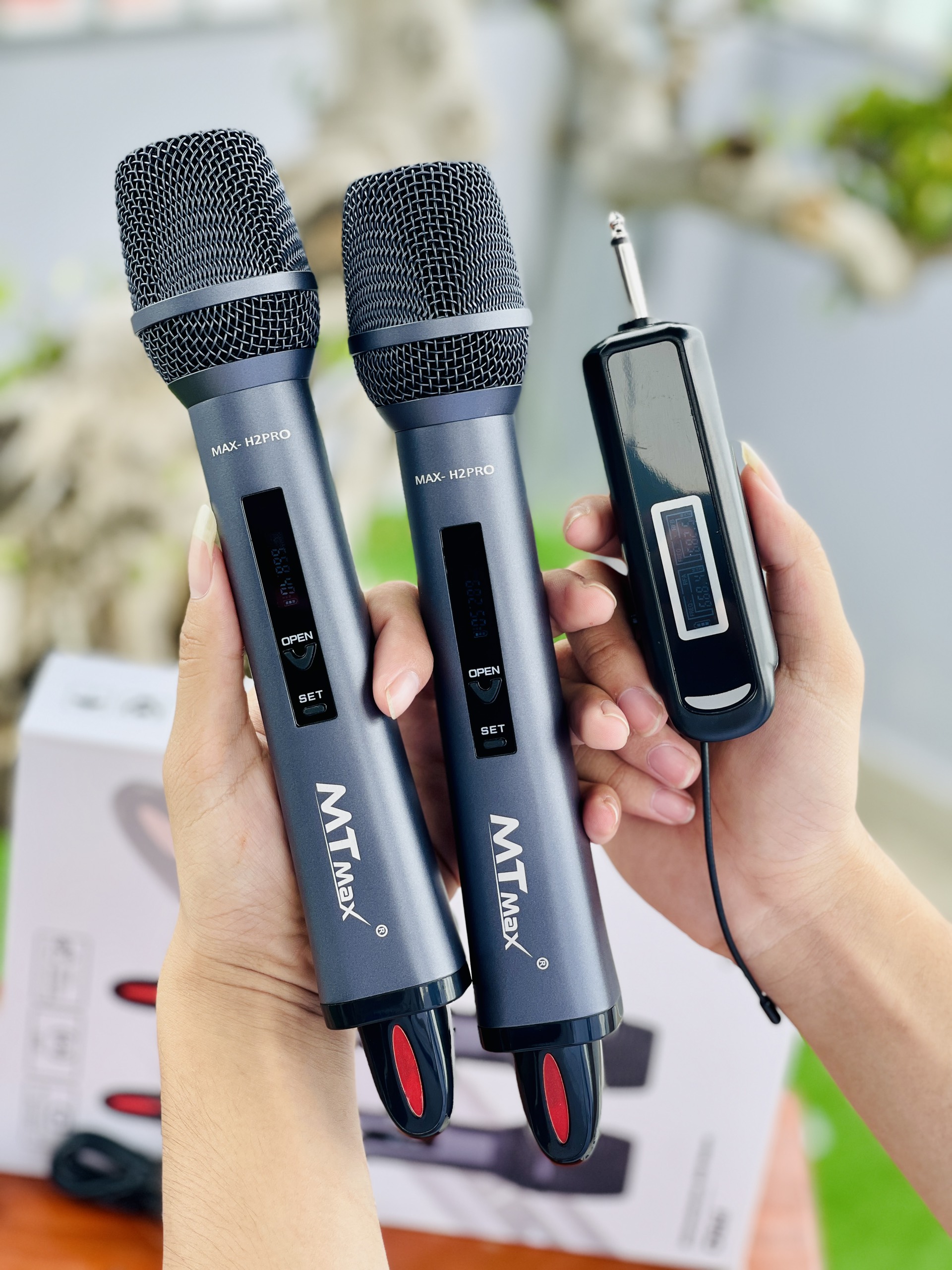 Micro Không Dây Cao Cấp MTMAX H2PRO - Cao Cấp Với Khả Năng Pin Nam Châm Hút Tự Động Sạc. Khả Năng Bắt Sóng Cao 50 - 100M, Chuyên Dùng Cho Karaoke Gia Đình, Phòng Trà, Quán Bar, Bảo Hành 12 Tháng. hàng chính hãng