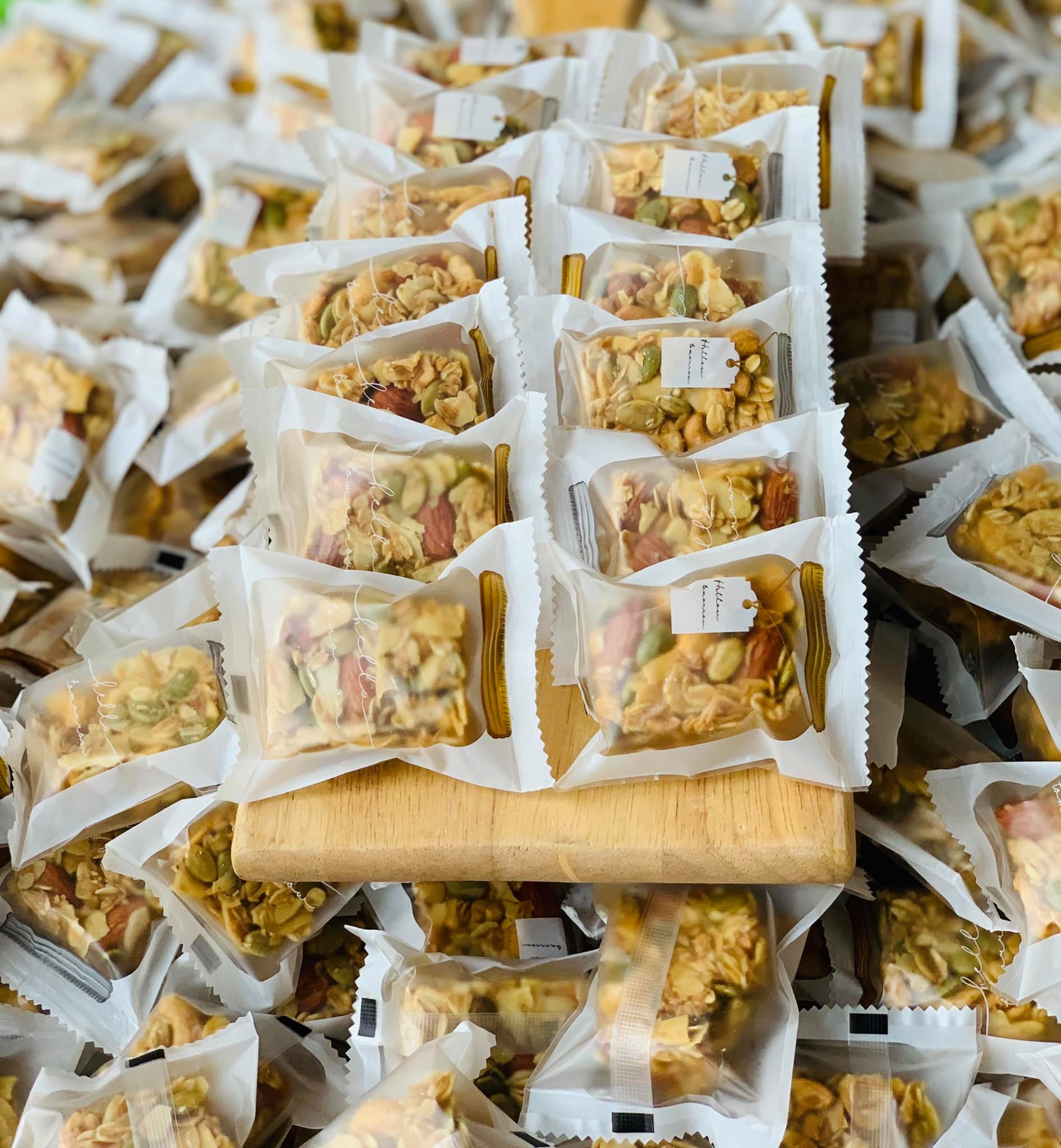 Thanh Granola bar siêu hạt - 100% vị ngọt hoàn toàn từ mật ong và đa dạng các loại hạt dinh dưỡng nhà HOLINUT
