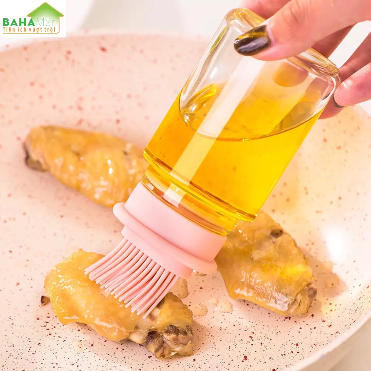BÌNH GẮN CỌ SILICONE PHẾT DẦU NƯỚNG "BAHAMAR" có thể đổ đầy bình với dầu, nước sốt, ...để phết lên cho bánh ngọt, thịt và rau củ…