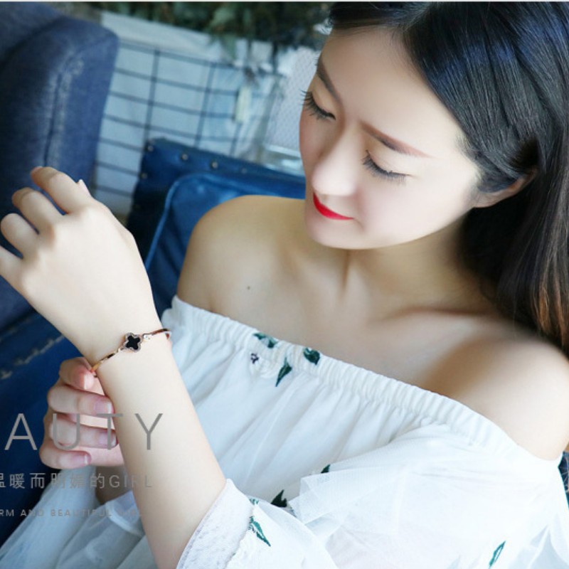Vòng Tay Cỏ 4 Lá Titan Ko Đen TT 2963
