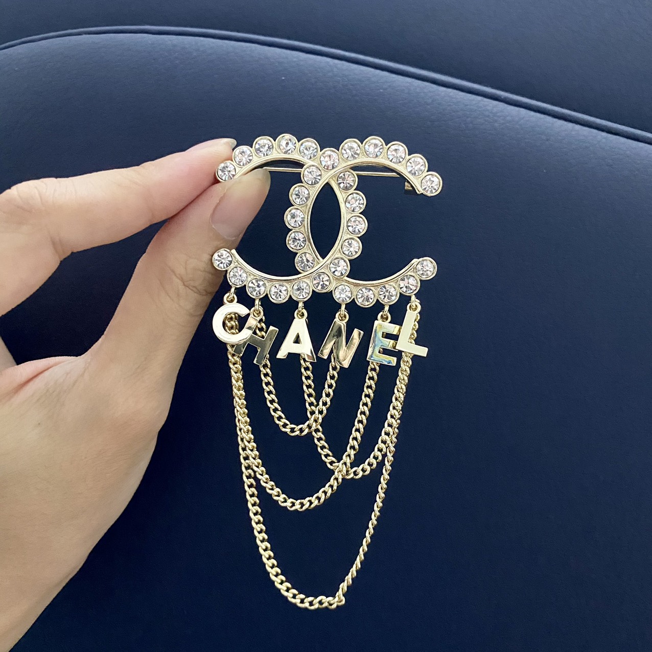 Ghim cài áo -tag cài áo X88 Kèm xích Hiệu ứng chữ rơi Sang chảnh