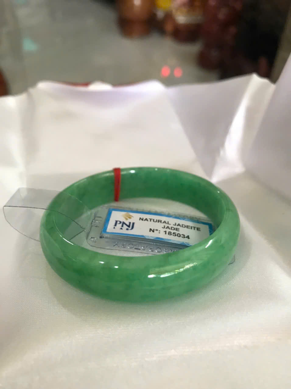 Vòng Tay Nữ Đá Ngọc Cẩm Thạch Tự Nhiên Bản Hẹ Sịn Đậu Lý Sao Ni 48mm Cao 12mm Dầy 6mm đã kiểm định kèm giấy chứng nhận P No 185034 Màu Xanh ngọc lý tươi bóng đều đẹp nữ tay nhỏ 35kg - 48kg ạ