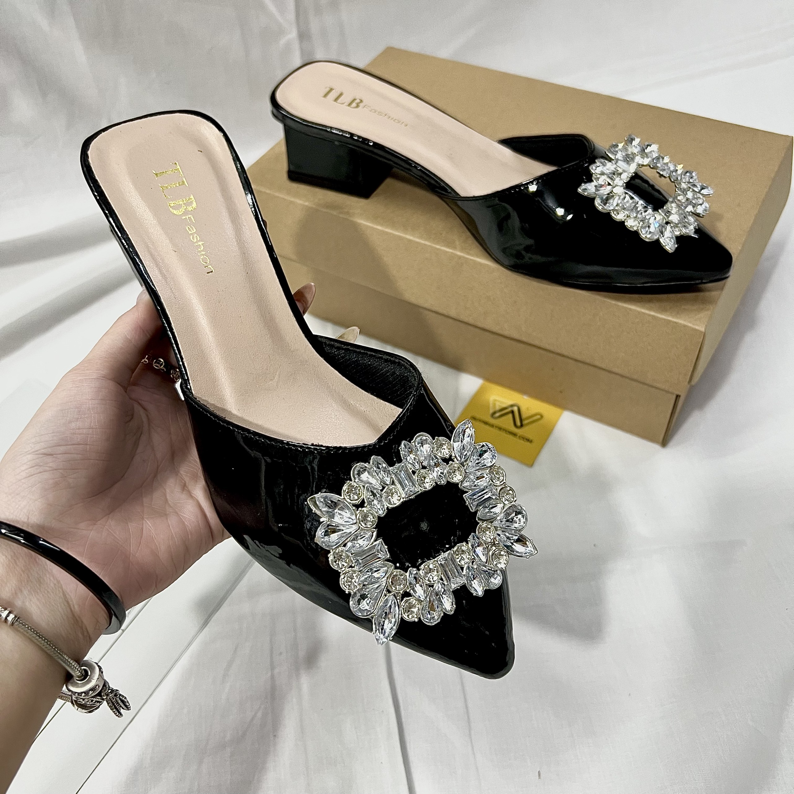 Dép Sục Khóa Xoàn GC Cao Gót Bít Mũi Nhọn Giày Duy Nhật Store Phối Da Bóng Uzzang Kiểu Đơn Giản Màu Đen Cao Cấp 5cm Êm