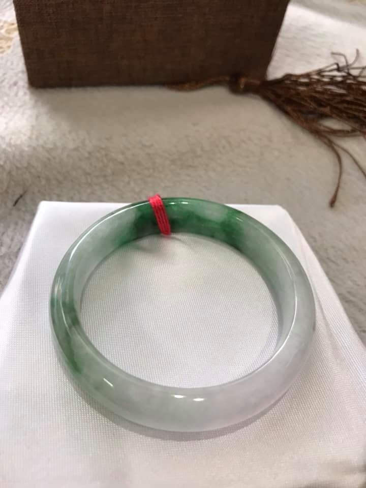 VÒNG ĐÁ CẨM THẠCH TỰ NHIÊN BẢN HẸ T LÝ SAO 48 SIZE VÒNG 48MM MÀU TRẮNG TRONG ÁNH XANH LÝ ĐẬM NỮ TAY NHỎ ĐEO