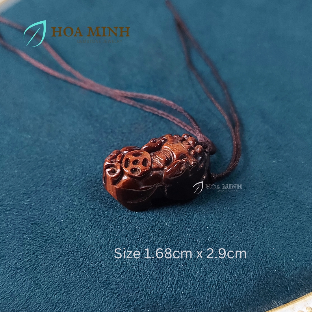 Mặt dây chuyền cụ Tỳ Hưu Kim Tài Lộc chất đá Mắt Hổ đỏ nâu tự nhiên size 16.8x29mm