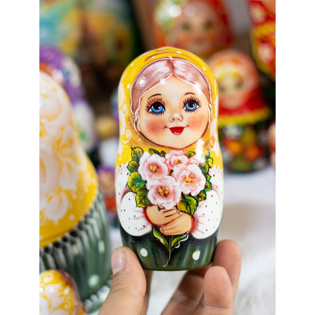 (CÓ VIDEO TỰ QUAY) BỘ BÚP BÊ NGA MATRYOSHKA 5 LỚP 18CM "MISA ÔM HOA VÀNG" CỰC ĐẸP VÀ DỄ THƯƠNG 