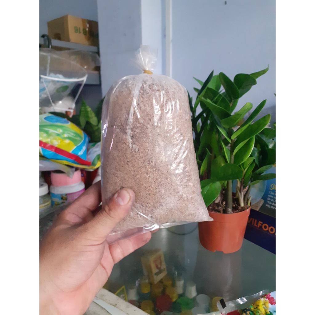 Bịch nửa ký phân bánh dầu đã nghiền bột.