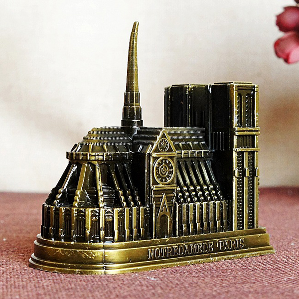 Mô hình nhà thờ Đức Bà ở Paris