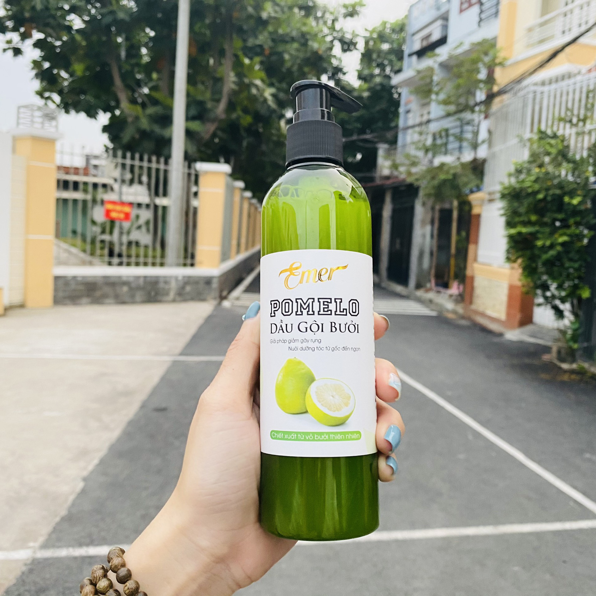 Dầu gội bưởi ngăn rụng tóc kích thích mọc tóc Pomelo Emer 300ml làm sạch tóc và da đầu, cung cấp dưỡng chất cho mái tóc luôn chắc khỏe và suôn mượt tự nhiên