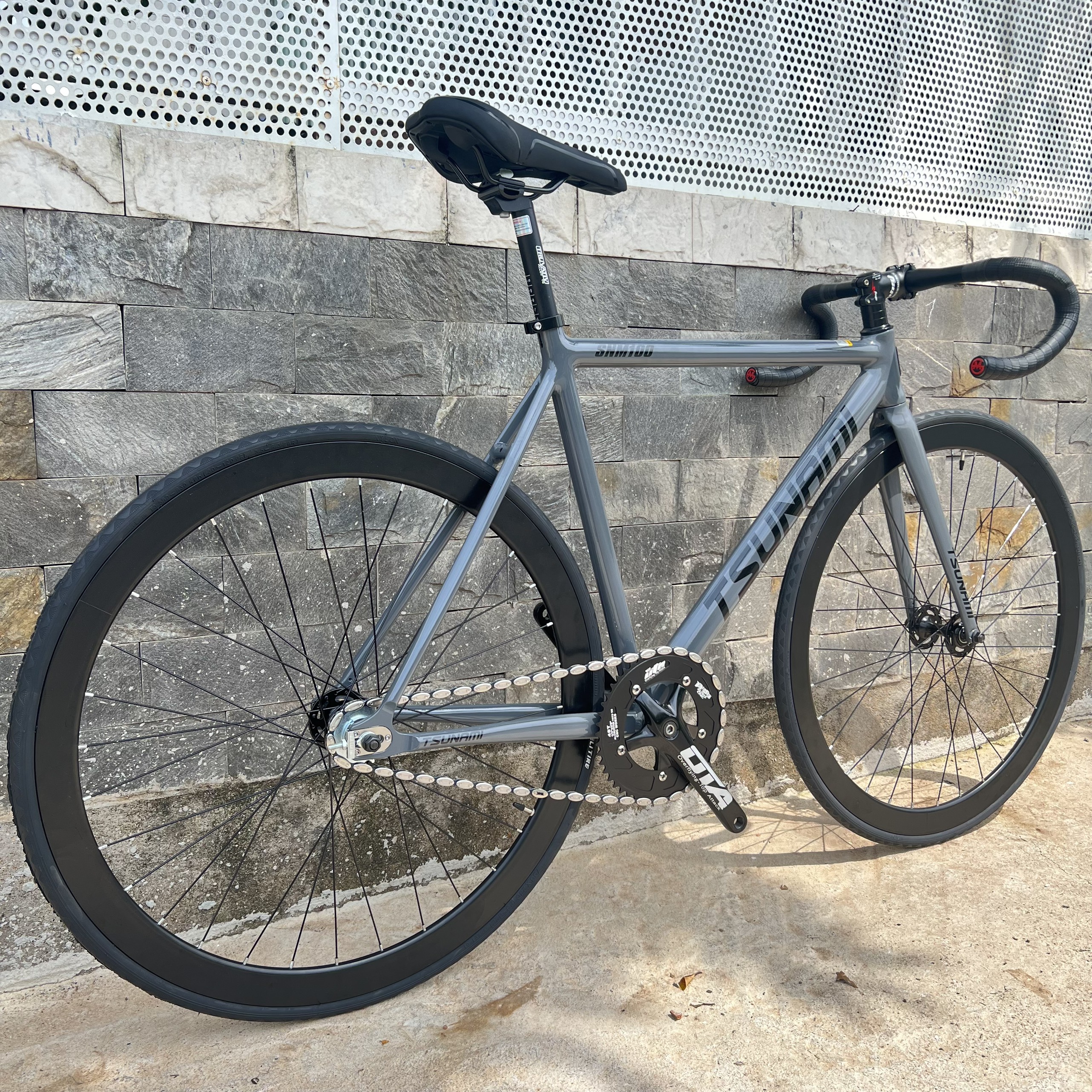 Xe đạp fixed gear TSUNAMI SNM100 nâng cao - Xám xi măng