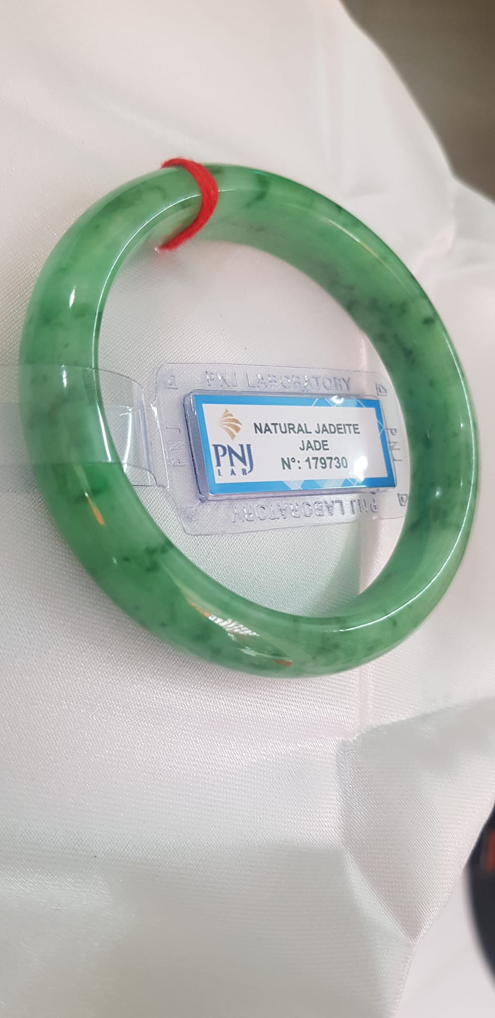 Vòng Cẩm Thạch tự nhiên Vip Bản Hẹ ĐL Ni 56mm x Cao 12mm x dầy 7,8mm Vòng kiểm định P No 179730 màu Xanh Lý Đều bóng vân đậu lý cưng quá mượt đẹp Nữ mệnh Mộc Thủy Hỏa cân nặng 54kg - 63kg đeo rất đẹp sang tay ạ