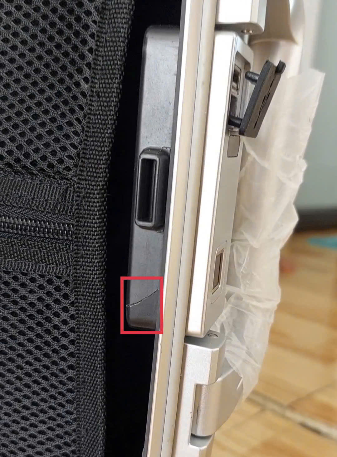 [1/2 GIÁ]Vali nhôm đúc 20 inch – Khóa vân tay – Lỗi nhẹ nứt nhựa trong | Có video thật | Duy nhất 1 cái | Giá tốt