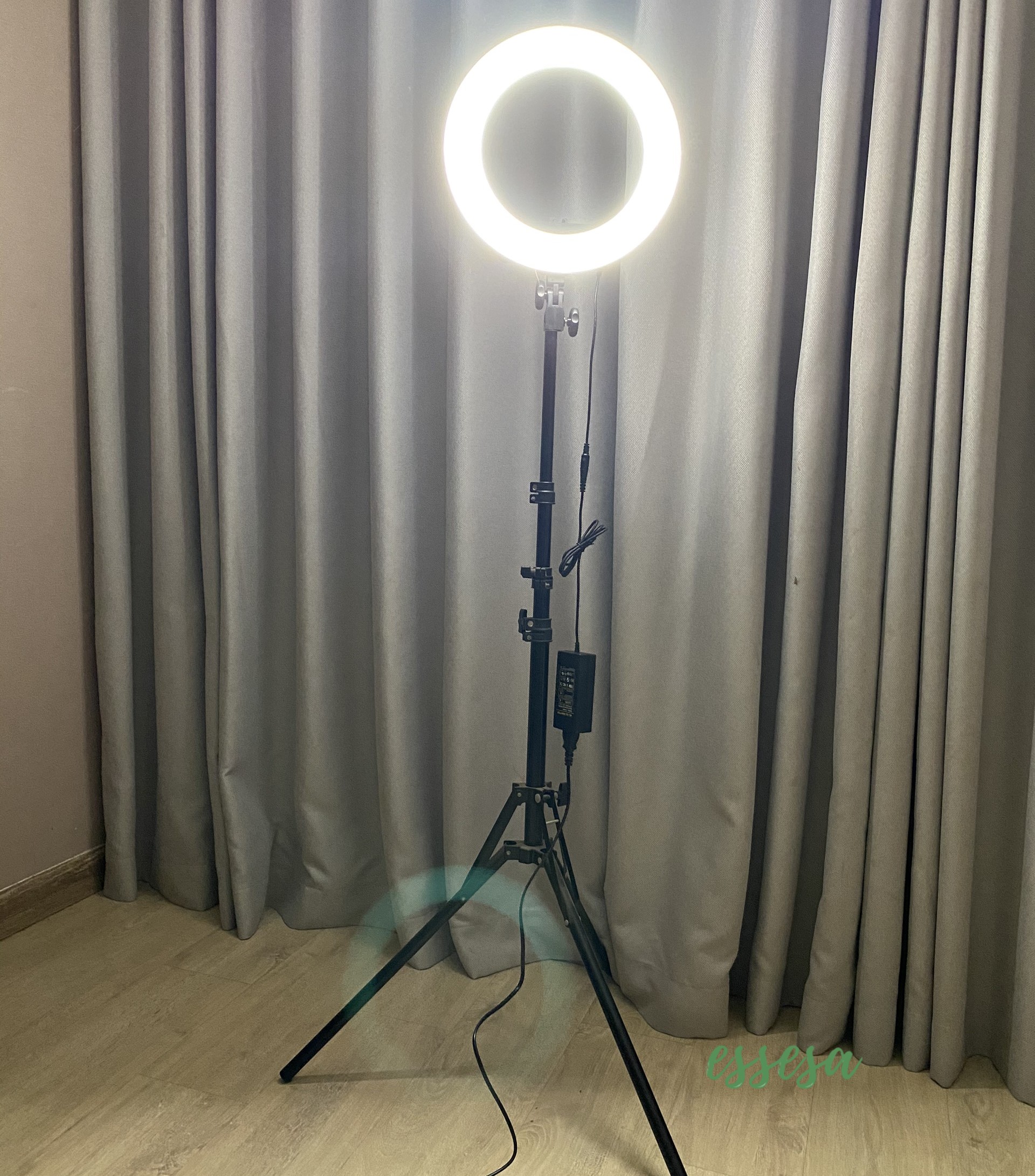 Đèn livestream/Đèn Led Trợ Sáng Essesa 36 CM Chiếu Sáng Studio, Makeup, Quay Phim , Chụp Ảnh, Livetream, Selfie Kèm Kẹp Điện Thoại Tùy Chỉnh - Hàng Chính Hãng